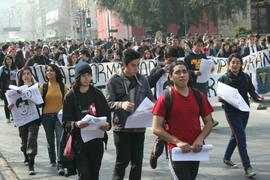 Manifestantes marchando por la Alameda