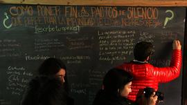 Persona escribiendo en pizarra en la entrada de Londres 38