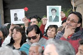 Personas participando en inauguración del Memorial Londres 38