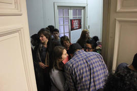Grupo de personas esperando ingresar a exposición de afiches