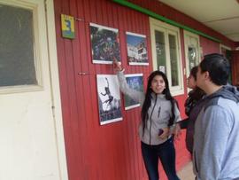 Personas observando exposición "Un año de luchas"
