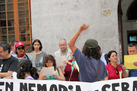 Personas conmemorando la muerte de Sebastián Acevedo en Londres 38
