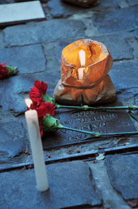 Velas y claveles rojos en frontis de Londres 38 durante conmemoración del 11 de septiembre
