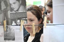 Mujer observando intervención en inauguración Memorial de Londres 38