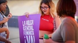 Mujer sosteniendo afiche "La huelga general feminista !Va¡"