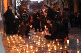 Personas dejando velas fuera de Londres 38 durante conmemoración del 11 de septiembre, 2012