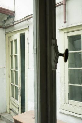 Puerta trasera desde ventana del inmueble ubicado en Londres 38