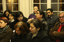 Personas participando de conversatorio