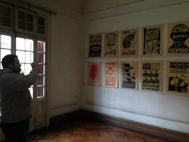 Asistente a exhibición de afiches de la "Brigada 40 años de luchas y resistencia"