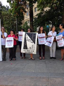 Mujer sosteniendo afiche "La información pública es tuya. Libre acceso a la información"