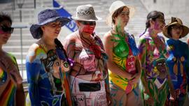 Mujeres con cuerpos pintados en conmemoración del Día Internacional de la Mujer 8M