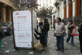 Personas interviniendo en actividad de Londres 38 para el Día del Patrimonio 2014