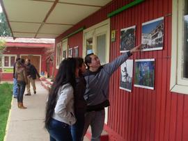 Personas observando exposición "Un año de luchas"
