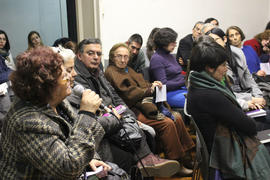 Personas participando de conversatorio, entre ellas Magdalena Navarrete