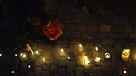 Velas y claveles rojos sobre adoquines conmemorativos en Londres 38