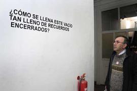 Pared con escrito "¿CÓMO SE LLENA ESTE VACÍO TAN LLENO DE RECUERDOS ENCERRADOS?"