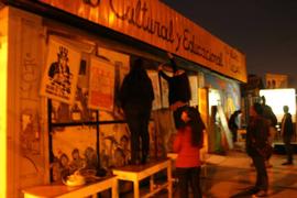 Instalación de exhibición de afiches de la "Brigada 40 años de luchas y resistencia"