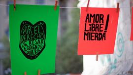 Afiches "POR EL DERECHO DE BESAR A QUIEN YO QUIERA" y "AMOR LIBRE. MIERDA!"