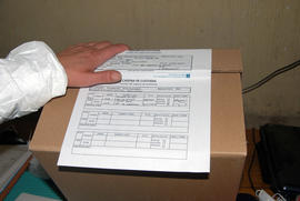 Caja con información de la cadena de custodia de las muestras tomadas desde el inmueble de Londres 38