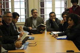 Comisión parlamentaria de Derechos Humanos en Londres 38 junto a mesa de trabajo