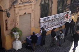 Afiche de VERDAD. JUSTICIA. MEMORIA. en edificio ubicado al frente de Londres 38