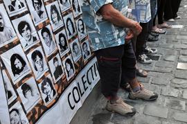Lienzo con fotografías de Detenidos Desaparecidos durante Dictadura Militar chilena