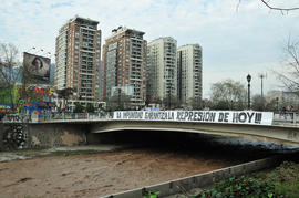 "LA IMPUNIDAD GARANTIZA LA REPRESIÓN DE HOY!!!" en Puente del Abasto del río Mapocho