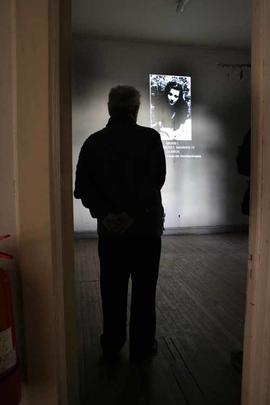 Fotografía proyectada de Muriel Dockendorff Navarrete, detenida desaparecida