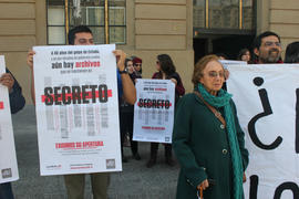 Magdalena Navarrete frente a La Moneda en manifestación