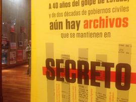 Fotografía de afiche "A 40 años del golpe de Estado... aún hay archivos secretos"