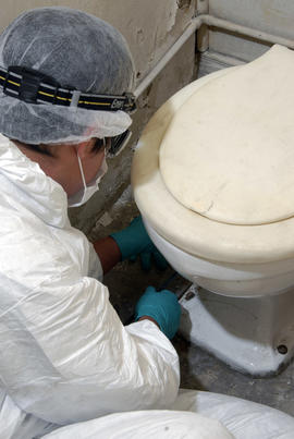 Persona tomando muestra del inmueble de Londres 38