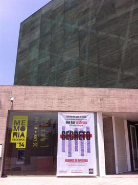 Pendón NO MAS ARCHIVOS SECRETOS en frontis del MMDH