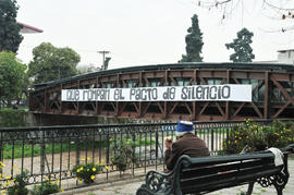 Intervención con lienzo "QUE ROMPAN EL PACTO DE SILENCIO" en Puente Vicente Huidobro del río Mapocho