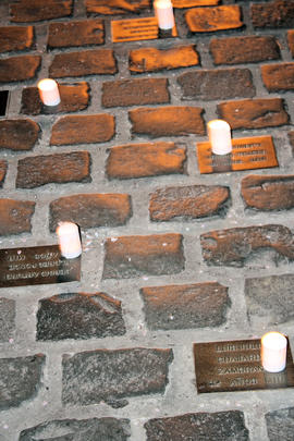 Velas sobre adoquines en Londres 38, durante conmemoración por 11 de septiembre