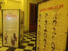 Fotografía de afiche "Quienes eran los 119"