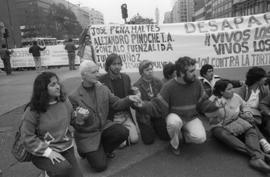 Integrantes del Movimiento contra la Tortura Sebastián Acevedo protestando en la Alameda