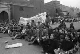Integrantes del Movimiento contra la Tortura Sebastián Acevedo protestando en la Alameda
