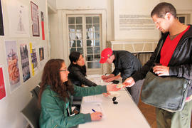 Personas votando en el Plebiscito Nacional por la Educación