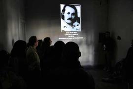 Fotografía proyectada de Juan Rosendo Chacón Olivares, detenido desaparecido