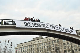 "QUE ROMPAN EL PACTO DE SILENCIO" en Puente Condell en río Mapocho