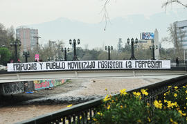 "MAPUCHE Y PUEBLO MOVILIZADO RESISTEN LA REPRESIÓN" en Puente del río Mapocho