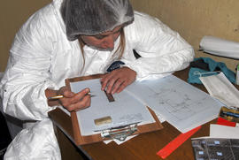 Persona esbozando planos arquitectónicos del inmueble de Londres 38