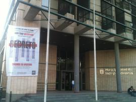 Pendón NO MAS ARCHIVOS SECRETOS en frontis de Municipalidad de Providencia