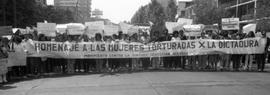 Integrantes del MCTSA protestando con lienzo "HOMENAJE A LAS MUJERES TORTURADAS X LA DICTADURA"