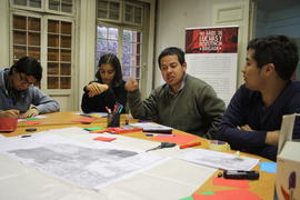 Jóvenes participando del Taller Territorio y Memoria en Londres 38