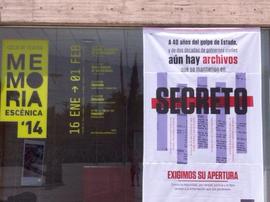 Pendón NO MAS ARCHIVOS SECRETOS en frontis del MMDH