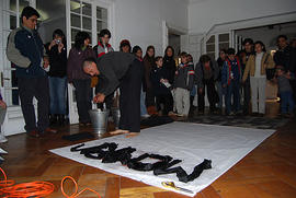 Personas observando a Gonzalo Rabanal en medio de su performance