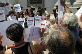 Comitiva de Londres 38 entregando carta al Presidente de la República con afiches de NO MAS ARCHIVOS SECRETOS