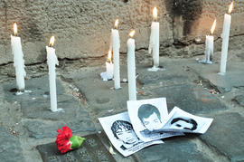 Velas y fotografías en frontis de Londres 38 durante conmemoración del 11 de septiembre