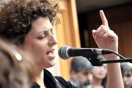 Cantante interviniendo en actividad de inauguración de Memorial en Londres 38